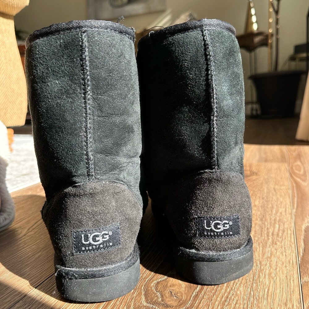 UGG women’s classic short, size 8
